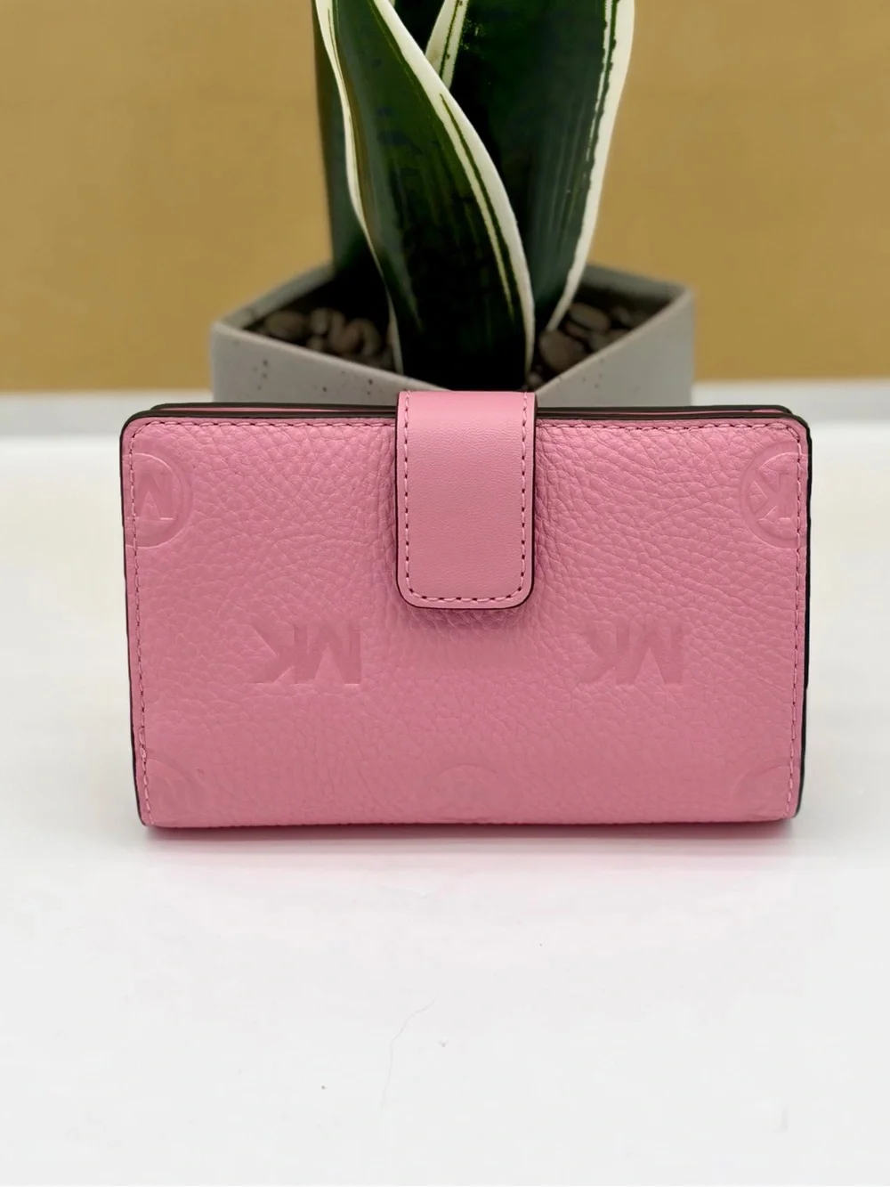 MICHAEL KORS Jet Set Travel Medium Logo Debossed Billfold Wallet carnation
